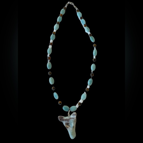 One of a kind Genuine Chalcedony hand carved wolf necklace - Picture 2 of 6